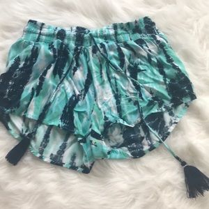 Banded waist tie dye shorts with tassel